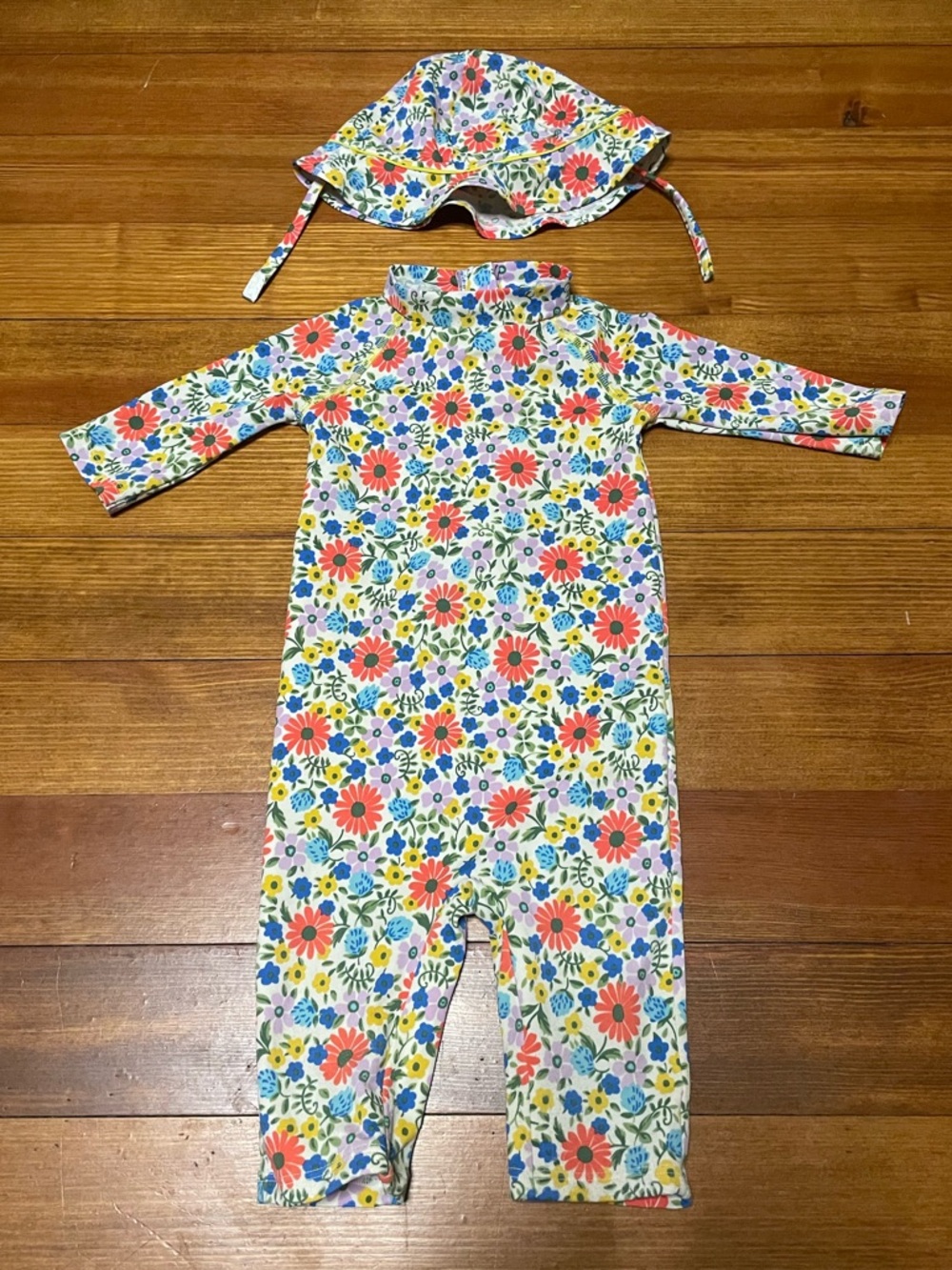 Baby Boden Floral Long-Sleeve Rashguard Swimsuit & Hat Size 12-18 Months